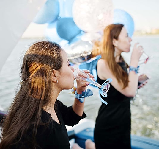 Celebra tu despedida de soltera, cumpleaños, fiestas en barco.